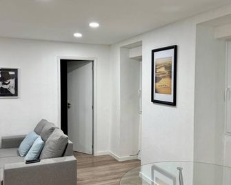 Cozy 1-bedroom apartment with AC, WiFi in welcoming Guarda - Guarda - Pokój dzienny