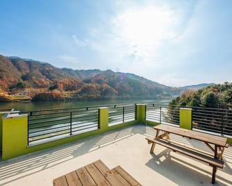 Clover Resort - Gapyeong - Balcón