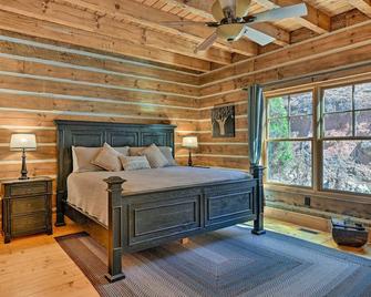Hot Tub and Fire Pit Getaway Near Nantahala Gorge! - Franklin - Schlafzimmer