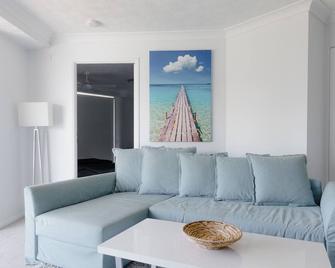 Royal Pacific Resort - Biggera Waters - Living room