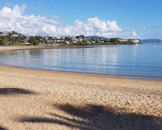 Airlie Beach Delight. Hop, Skip Jump To Everything - Airlie Beach - Playa