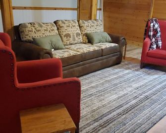 Lakefront Lodge! Private 6 acres; Great Fishing; Dog Friendly; Close to Dells - Oxford - Sala de estar