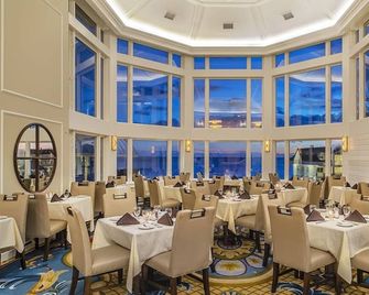 Water's Edge Resort and spa w indoor and outdoor pool and beach. Condo Sleeps 6 - Westbrook - Restaurant