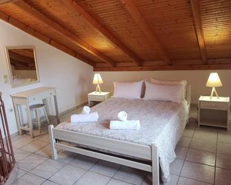 Marketos Apartments - Svoronata - Schlafzimmer