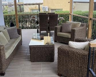 Luxury Apartment with large entertaining terrace and private garden. - Lápithos - Balkon