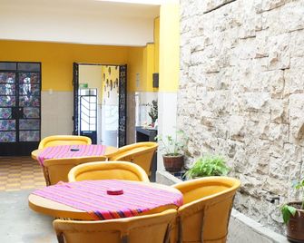Casa De Los Soles Bb Hostal - Tlaquepaque - Patio