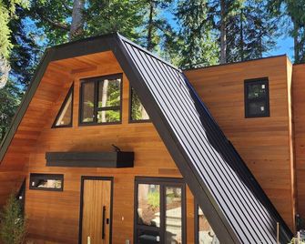 Newly built Grand Cedar Lodge on the Straight of Georgia. - Nanaimo - Building