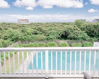 Relaxing guesthouse with pool, stunning views close to beach - Nantucket - Balcony