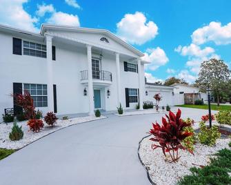 Newly Renovated Coconut Creek Home with Pool and Billiards - Coconut Creek - Bina