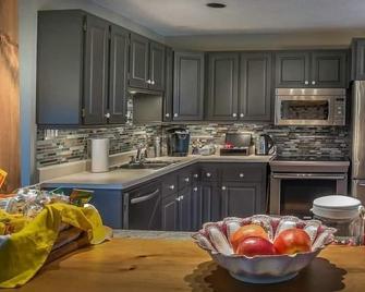 Mountain Ash Country Manor and Spa - Creemore - Kitchen