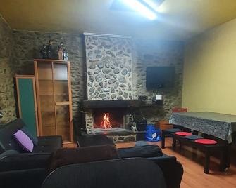 Apartment with fireplace 200 meters from Puigcerda - Bourg-Madame - Sala de estar