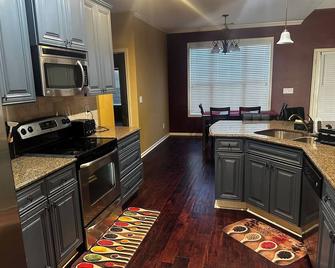 Cozy Lagrange Getaway!! - La Grange - Cocina