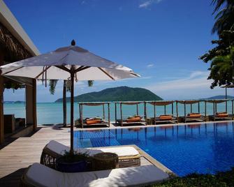 普吉島寧靜度假村及法義公寓式飯店 - SHA Extra Plus 認證 - 拉威 - 游泳池