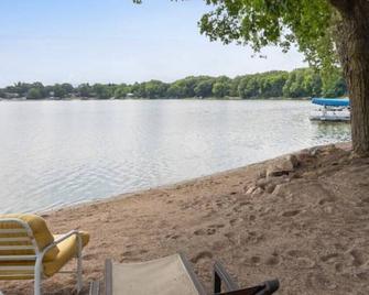 Lake Martha Cottage: beachside, peaceful & homey - Buffalo - Beach