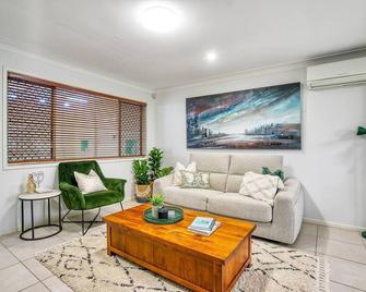 'Buzzing Surfers' Vibrant Indoor-outdoor Lifestyle - Cedar Creek, Gold Coast - Obývací pokoj