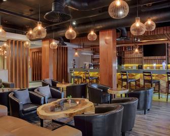 Protea Hotel by Marriott Pretoria Hatfield - Преторія - Лаунж