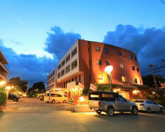 Pin Hotel - Lampang - Edificio