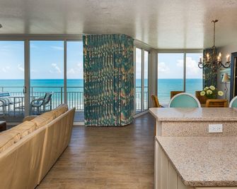 Surf Racquet Corner Unit Best Views in Building ~ SR701 - New Smyrna Beach - Sala de estar