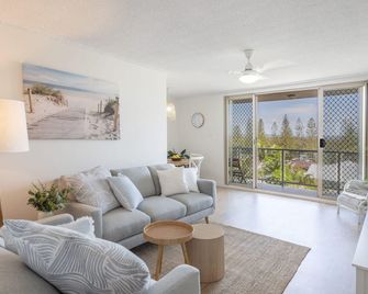 Poppy's Place - oceanstays - Yamba - Living room