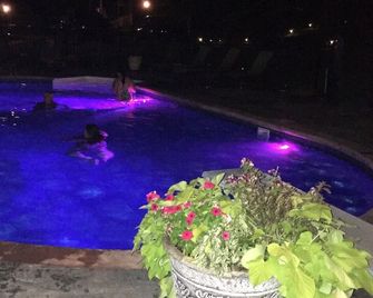 Outdoor family time on the patio, at the pool-pool house, or on the boat dock! - Lexington - Zwembad
