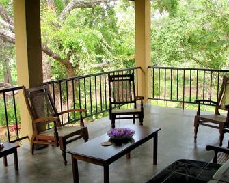 Upie's Folly Holiday Bungalow Habarana- A Home Away From Home - Habarana - Balcony