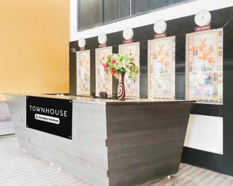 Townhouse Oak Golden Bridge Bharuch - Bharūch - Front desk
