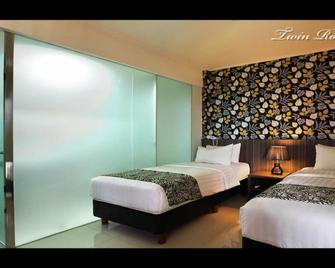 Sans Hotel Green Bekasi by RedDoorz - Bekasi - Habitación