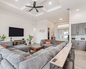 Beautiful, fun home w/3 masters, pool & spa - Cape Coral - Sufragerie
