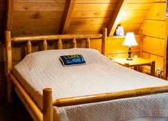 A-Frame Of Mind - Pet Friendly With Large Hot Tub - Summersville - Bedroom