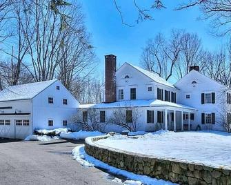 Beautiful Westport Historic 4 Bedroom Gem - Westport - Building