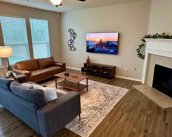 Lovely House in The Woodlands - Magnolia - Living room