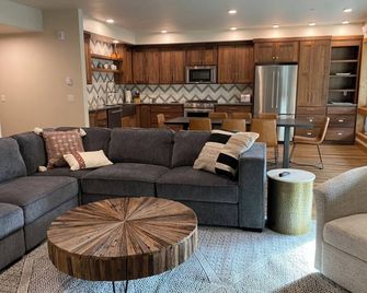 Luxury at the mountain! Amazing location just steps to the slopes and town! - Government Camp - Вітальня