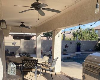 3 Bedroom 2.5 Bath With Hot Tub & Heated Pool! Outside Bbq Area With Fire Pit! - Maricopa - Patio