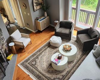 New! Peaceful Retreat At Nary Hill - Wolfeboro - Living room