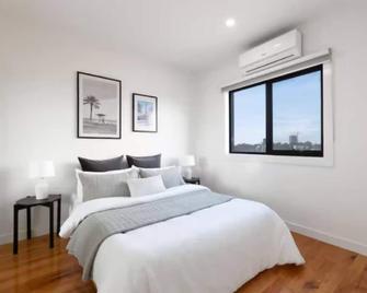 Modern Urban Oasis: 2BR Haven for Chic Living\n - Melbourne - Bedroom