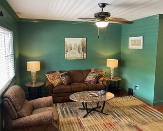 Blue Moon Vacation Rentals Downtown Clayton - Clayton - Obývací pokoj