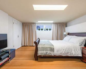 Budgetwise Basement Near Airport, Ubc, Downtown In Vancouver - Vancouver - Bedroom