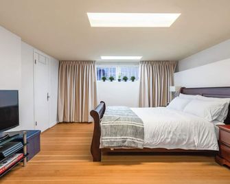 Budgetwise Basement Near Airport, Ubc, Downtown In Vancouver - فانكوفر - غرفة نوم