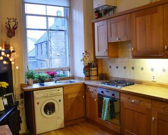 Joivy 1 Bed Flat Near Royal Botanic Gardens - Edinburgh - Phòng bếp