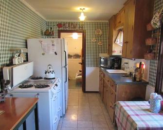 Apple Bear Cabin - Big Bear - Kitchen