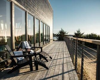 Waterfront Kamp Haus - Our Kamp Haus cabins are well appointed and cozy within an efficient layout designed for up to 2 guests to stay in comfort. - Coos Bay - Balcony