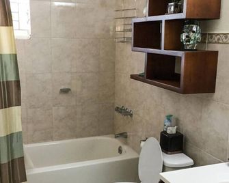 The Halifax Guest Apartment - Kingston - Bany