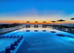 Nanakis Beach Luxury Apartments - Chania - Zwembad