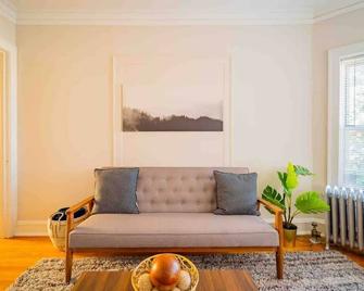 |stylish|comfy|lincoln Sq.| 2br ||near Wrigley| - Chicago - Living room