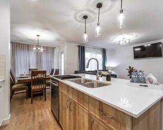 Chiccityescape3bdrm King - Stony Plain