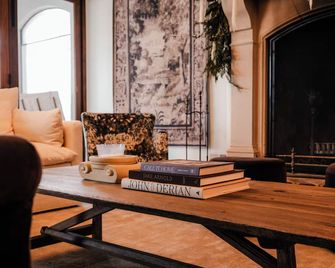 Graycliff Retreat:Unforgettable experience at this 11BR Estate;Game Room+Hot tub - Shepherdstown - Salon