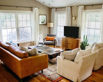 Whole home on 5 acres. Minutes from vineyards, SNP, and CHO airport. 30 min UVA - Ruckersville - Sala de estar