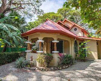 Casa Rio Mar | Spacious Beach Retreat In Playa Pelada, Pelada Cottage - Nosara - Edificio