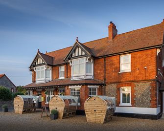 The Ship Inn - Weybourne - Building