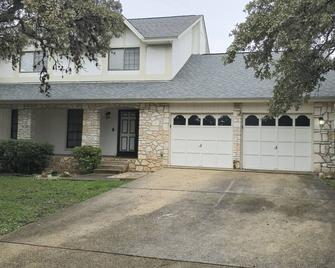 Spacious 5/3.5 home with Heated Pool - San Antonio - Building